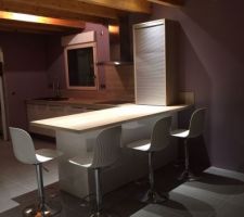 Fin de la pose de notre cuisine ....et du carrelage des pièces du bas
Concernant la cuisine,il s'agit d'un modèle de chez cuisinella en blanc laque et bois
Pour le carrelage nous avons choisi le carrelage studio alliage pleine masse en 60x60 pour la grande pièce a vivre et pour les autres pièces le même mais en 30x60
Au fond du salon ,nous avons commandé en même temps chez cuisinella le meuble bas TV identique au meubles de cuisine en laqu? blanc...