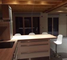 Fin de la pose de notre cuisine ....et du carrelage des pièces du bas
Concernant la cuisine,il s'agit d'un modèle de chez cuisinella en blanc laque et bois
Pour le carrelage nous avons choisi le carrelage studio alliage pleine masse en 60x60 pour la grande pièce a vivre et pour les autres pièces le même mais en 30x60
Au fond du salon ,nous avons commandé en même temps chez cuisinella le meuble bas TV identique au meubles de cuisine en laqu? blanc...