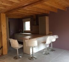Fin de la pose de notre cuisine ....et du carrelage des pièces du bas
Concernant la cuisine,il s'agit d'un modèle de chez cuisinella en blanc laque et bois
Pour le carrelage nous avons choisi le carrelage studio alliage pleine masse en 60x60 pour la grande pièce a vivre et pour les autres pièces le même mais en 30x60
Au fond du salon ,nous avons commandé en même temps chez cuisinella le meuble bas TV identique au meubles de cuisine en laqu? blanc...