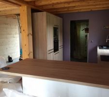 Fin de la pose de notre cuisine ....et du carrelage des pièces du bas
Concernant la cuisine,il s'agit d'un modèle de chez cuisinella en blanc laque et bois
Pour le carrelage nous avons choisi le carrelage studio alliage pleine masse en 60x60 pour la grande pièce a vivre et pour les autres pièces le même mais en 30x60
Au fond du salon ,nous avons commandé en même temps chez cuisinella le meuble bas TV identique au meubles de cuisine en laqu? blanc...