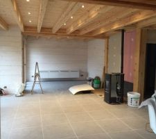Fin de la pose de notre cuisine ....et du carrelage des pièces du bas
Concernant la cuisine,il s'agit d'un modèle de chez cuisinella en blanc laque et bois
Pour le carrelage nous avons choisi le carrelage studio alliage pleine masse en 60x60 pour la grande pièce a vivre et pour les autres pièces le même mais en 30x60
Au fond du salon ,nous avons commandé en même temps chez cuisinella le meuble bas TV identique au meubles de cuisine en laque blanc...
Et derrière le poêle le mur en plaquette de parement ..