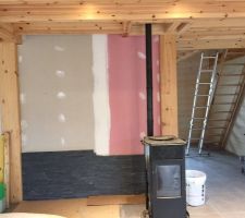 Fin de la pose de notre cuisine ....et du carrelage des pièces du bas
Concernant la cuisine,il s'agit d'un modèle de chez cuisinella en blanc laque et bois
Pour le carrelage nous avons choisi le carrelage studio alliage pleine masse en 60x60 pour la grande pièce a vivre et pour les autres pièces le même mais en 30x60
Au fond du salon ,nous avons commandé en même temps chez cuisinella le meuble bas TV identique au meubles de cuisine en laque blanc...
Et derrière le poêle le mur en plaquette de parement ..