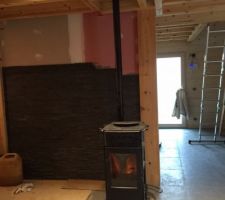 Fin de la pose de notre cuisine ....et du carrelage des pièces du bas
Concernant la cuisine,il s'agit d'un modèle de chez cuisinella en blanc laque et bois
Pour le carrelage nous avons choisi le carrelage studio alliage pleine masse en 60x60 pour la grande pièce a vivre et pour les autres pièces le même mais en 30x60
Au fond du salon ,nous avons commandé en même temps chez cuisinella le meuble bas TV identique au meubles de cuisine en laque blanc...
Et derrière le poêle le mur en plaquette de parement ..