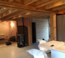 Fin de la pose de notre cuisine ....et du carrelage des pièces du bas
Concernant la cuisine,il s'agit d'un modèle de chez cuisinella en blanc laque et bois
Pour le carrelage nous avons choisi le carrelage studio alliage pleine masse en 60x60 pour la grande pièce a vivre et pour les autres pièces le même mais en 30x60
Au fond du salon ,nous avons commandé en même temps chez cuisinella le meuble bas TV identique au meubles de cuisine en laque blanc...
Et derrière le poêle le mur en plaquette de parement ..