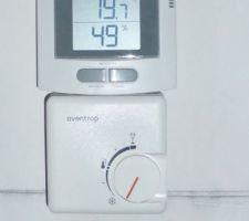 Thermostat d'ambiance Oventrop.
Simple thermomètre/hygromètre pour voir les informations.