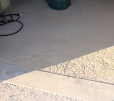 Cette dalle située dans la garage s'effrite sur 2m² juste en la balayant. Réponse des CC : c'est normal c'est une chape maigre.
Mais alors très maigre alors et juste sur 2m² ! Un peu comme si on avait un peu dilué à l'eau le mélange pour terminer !