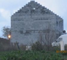 Pignon sud, nous sommes &agrave; 1m10 de la limite de propri&eacute;t&eacute;, c'est pour cela que nous n'avons pas mis de fen&ecirc;tre de ce c&ocirc;t&eacute;, vu de plus loin.