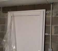 Infiltration d'eau au dessus de la porte du soussol (seuil non conforme au dessus)