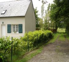Face avant droite de la maison ou l'extension est prévue. Chemin non ouvert à la circulation