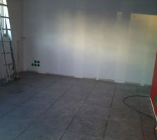 Carrelage du salon, peinture commencée