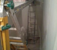 Installation pour peindre la cage d'escalier