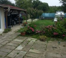 Terrain 243 M2 on va supprimer l'abris de jardin situ&eacute; &agrave; gauche et garder la remise qu'on voit peu. Maison situ&eacute; c&ocirc;t&eacute; droit du terrain. Entrer en face &agrave; cot&eacute; du bateau (qui n'est pas &agrave; nous dommage) au dessus du bateau passe le transilien qu'on voit peu et qui ne nous d&eacute;range pas car le jardin ne sera pas visible et