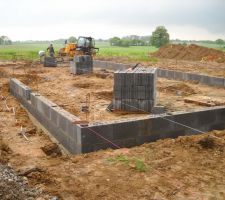 Mise en place du mur de fondation.