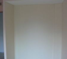 La couleur est "blanc cass&eacute;"