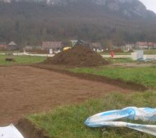 Le chantier commence !! Nous sommes encore étonnés de la qualité de terre (végétale sur 60 cm de profondeur) !