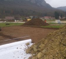 Le terrassier est en train de creuser les fondations. pose du bidim   concassé pour l'accès au terrain