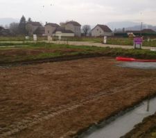 Les fondations sont coul&eacute;es, il ne reste plus qu'&agrave; attendre que &ccedil;a s&egrave;che...