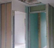 Entrée chambre parents et salle de bain (escatrappe au plafond)