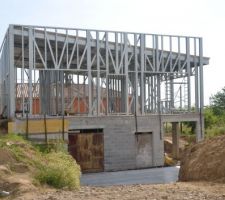 Ossature m&eacute;tallique avec les panneaux sandwich en toiture