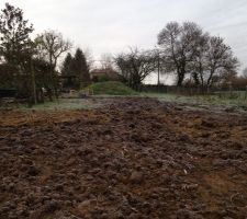 Vu du fond du terrain. du nord vers le sud