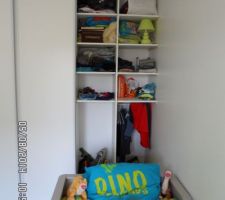 Le placard sur mesure avec caisse à jeux en bas dans la chambre de notre petit bonhomme