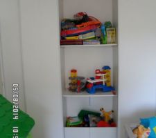 Le placard sur mesure avec caisse à jeux en bas dans la chambre de notre petit bonhomme