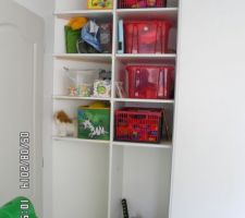 Le placard sur mesure avec caisse à jeux en bas dans la chambre de notre petit bonhomme