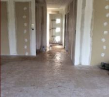 Coin piece a vivre et au fond la porte d'entree