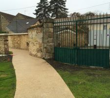 10/12/14 : Le portail à l'entrée du lotissement a été "rafraîchit" et donc peint en vert... Mouai pas très beau!