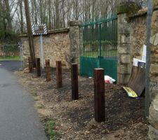 10/12/14 : Le portail à l'entrée du lotissement a été "rafraîchit" et donc peint en vert... Mouai pas très beau! Ils ont aussi mis des rondins de bois à la verticale devant peut être pour éviter le stationnement.