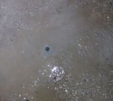 Un trou a &eacute;t&eacute; perc&eacute; dans ma dalle pour &eacute;vacu&eacute; l'eau stagnante