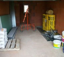 Le matériel pour les cloisons entreposé dans le garage.