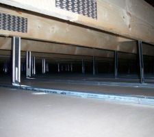Vue entre la charpente et le plafond.
