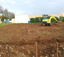 L'entrée sur le terrain est à gauche de la photo. Les trois chambres seront au fond, le séjour au centre puis garage, cellier et cuisine le long de la première tranchée.