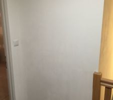 Longueur de la cloison jusqu'au montant de l'escalier 101cm
Longueur de la cloison total 105cm
Hauteur 241cm