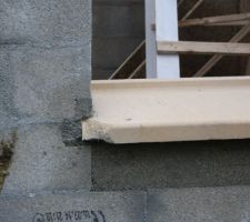 Seuil de fenêtre cassé: oupps il va falloir la changer !
Le conducteur du tracto pelle a du aller trop vite pour remblayer une partie du terrain