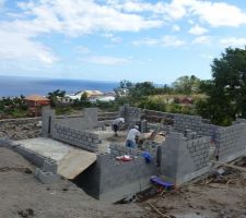 Montage des murs du RDC en bloc de parpaing