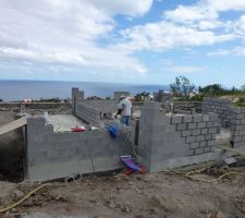 Montage des murs du RDC en bloc de parpaing