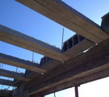 Mise en place des poutrelles pour la future dalle du R1
Les hourdis viennent repos&eacute;s sur les poutrelles