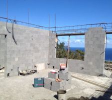 Les murs du rdc sont termin&eacute;s, d&eacute;but du ferraillage pour l'&eacute;tage