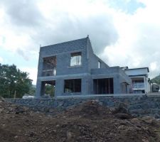 Fa&ccedil;ade orient&eacute;e vers la vue mer