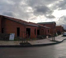 Une vue du bout de la rue. C'est la premiere maison a etage