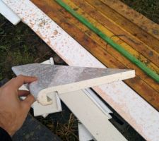 Un detail de la bande de rive en pvc. En fait c'est pas du tout de la camelotte. Et c'est surtout zero entretiens.