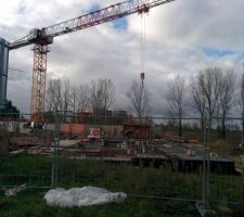 L'immeuble de l'autre cote de la rue qui grimpe aussi assez vite.