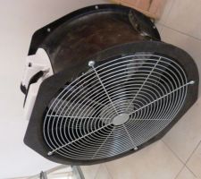Le ventilateur qui va dans la porte rouge (test d'étanchéité)