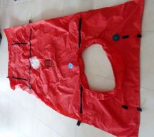 La nouvelle porte rouge - une toile étanche, pliable...(test d'étanchéité)