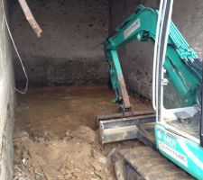 Terrassement pour la mise à niveau du garage avant le coulage de la dalle