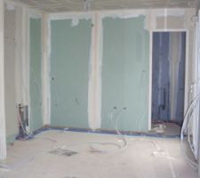 Plombier passé et bandes d'enduit faites (1ère couche) - sur ce mur il manque 10cms à gauche de la porte!!!!