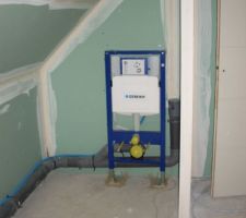 Salle de bain - bati-support WC suspendus installé et bandes d'enduit faites (1ère couche)