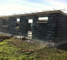 L'arri&egrave;re du garage avec le socle pour la PAC